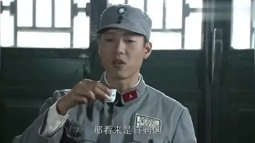 佳人乞丐挡路,军官派出6个士兵去赶他,结果全被他放倒
