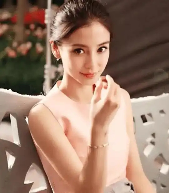 丑小鸭变天鹅的明星,林允如今肤白貌美,她更叫人认不出