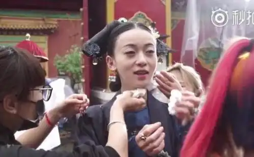 吴谨言成名前伴娘照被曝光,网友脖子以下都好黑
