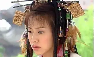 古装剧中的奇葩发饰,赵丽颖头戴两块月饼,孔慈能想到的都戴头上
