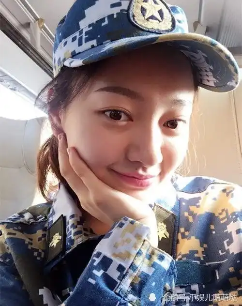 关晓彤晒合影自称全宿舍最丑,网友您谦虚,起码排到第三
