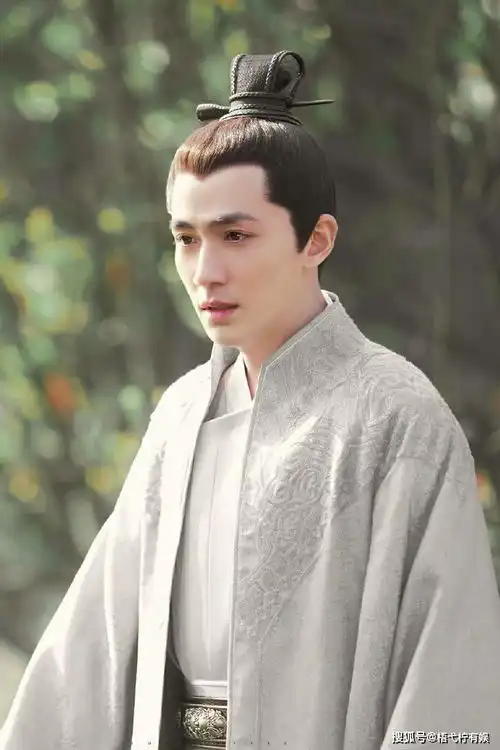 惊蛰天吴邪新剧照朱一龙瘦成小v脸,脖子上的瘢痕组织看着就痛
