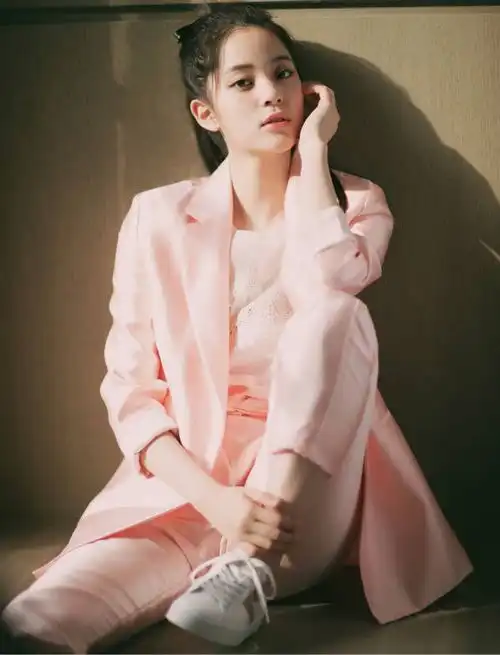 关晓彤刘亦菲粉色搭配兼具优雅和干练
