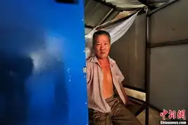 海口退休老人自制铁皮房车蜗居
