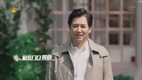 黄奕和崔伟牵手,临走前穿的美美的
