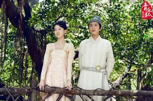 乔欣素颜照欢乐颂关关摘下眼镜究竟多美
