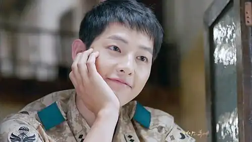 金秀贤在军队成背景板,粉丝自带显微镜,退伍后发展让人期待
