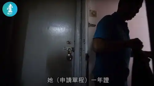 香港大叔一家蜗居8平劏房妻子嫌没床睡觉拒住

