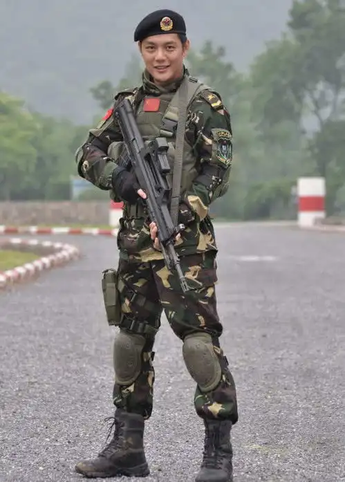 妻子陪他21年,演我是特种兵大红后,却离婚娶嫩模
