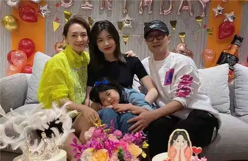 有种侧颜杀叫汪峰大女儿,15岁颜值不输子怡,网友亲妈偷笑