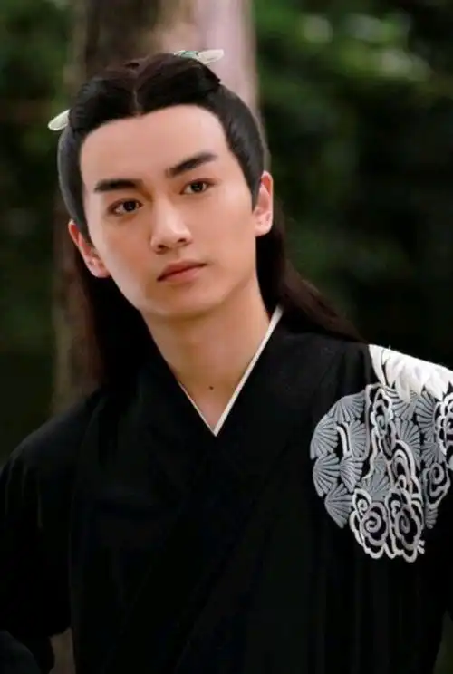 公子世无双陈晓的古装剧照,仍然超越大部分人
