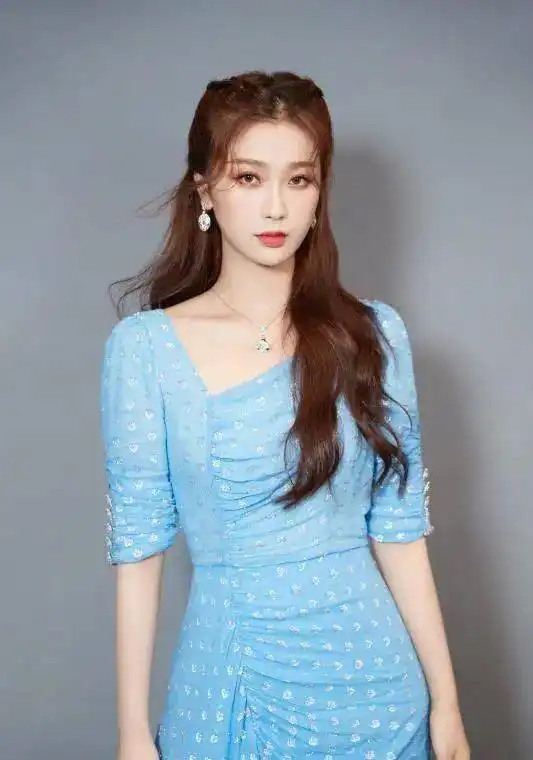 月光变奏曲剧照来袭,虞书欣丁禹兮深情对视甜蜜暧昧

