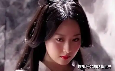 白冰在节目中自曝已经离婚,哭诉自己不是一个养尊处优的富太太
