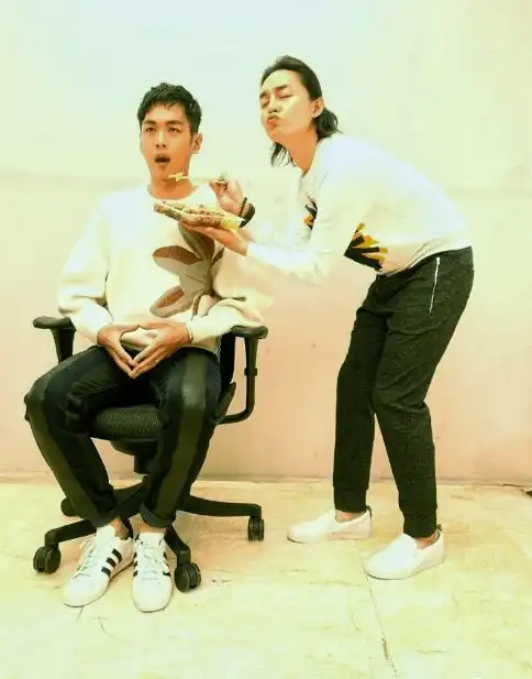 张若昀否认片场耍大牌后获尹正力挺,晒表情包自侃是疯狗