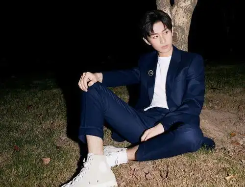 成毅的现代剧终于来了,剧照非常时尚帅气,只不过女主角有点失望
