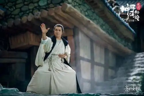 提笔而来待相见神探蒲松龄成龙黑白两种造型剧照
