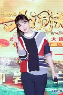 柳岩彩色毛衣现身大连人气旺带病路演蹲地候场敬业惹人怜