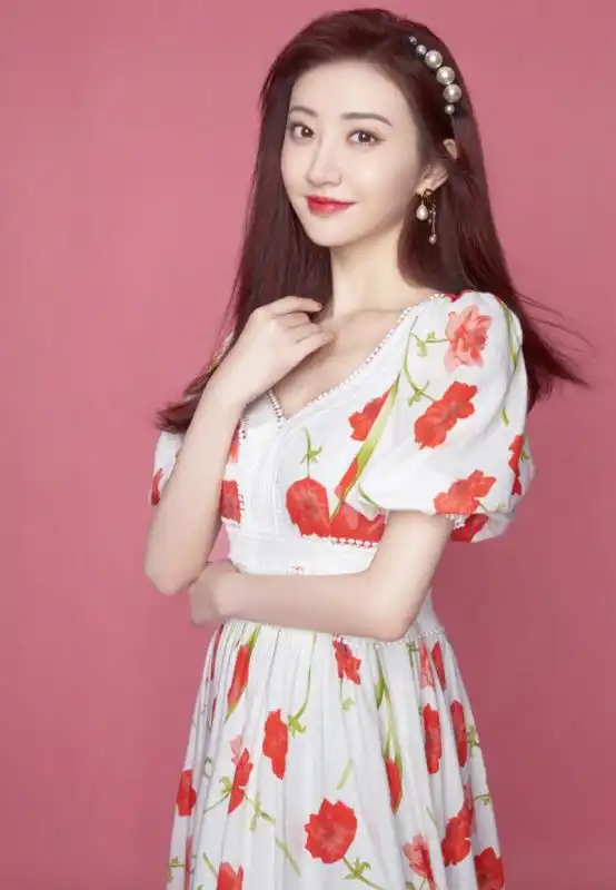 贵气造型景甜是标杆,长裙卷发太标志,高腰褶皱才精美