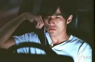 这样握方向盘迟早要出事的,赶紧改掉这个坏习惯吧