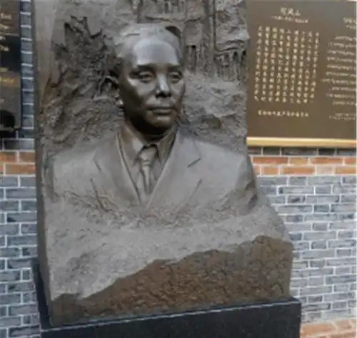 他不顾政府反对,向数千犹太人发放生命签证,被誉为中国的辛德勒