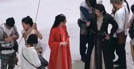 与君初相识排名再次靠前,预约飙升到80万,三月播出没跑了