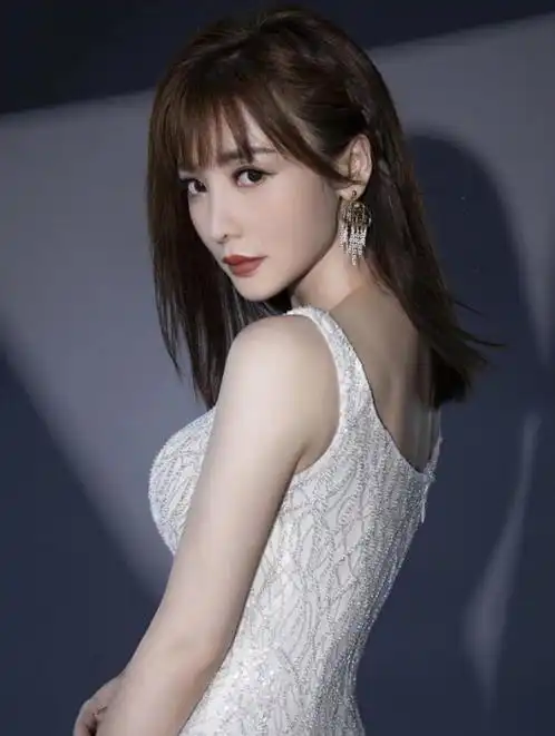 40岁柳岩豪宅内秀热舞扭腰摆臀少女感十足,装修奢华却被嘲老气