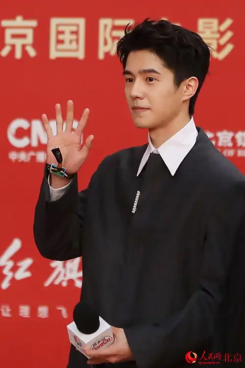 组图300余位电影人踏上第十四届北京国际电影节开幕式红毯
