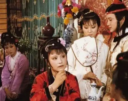 史湘云因一场螃蟹宴被贾母厌弃,她丝毫不知,黛玉却深谙其道