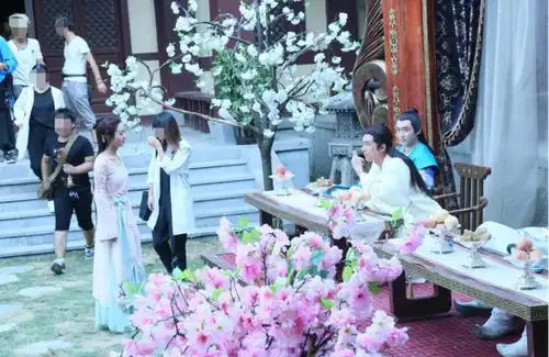 扶摇的道具太假了剧中的黄金一眼看上去就是一堆土疙瘩
