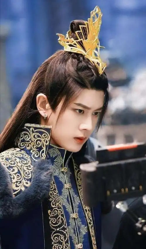 又一部古偶颜值巅峰新剧开播,男主任嘉伦假腹肌好出戏,迪丽热巴用配音被吐槽,观众就那么好忽悠