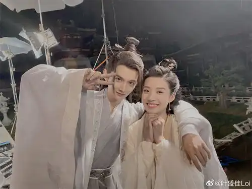 看那颗星星,正在发光11