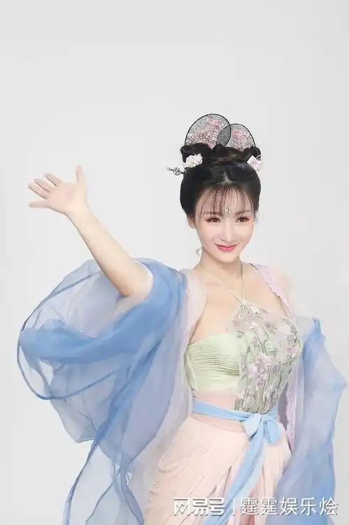 柳岩简直是微胖界天花板,吸睛指数爆棚,40岁好似18岁小姑娘
