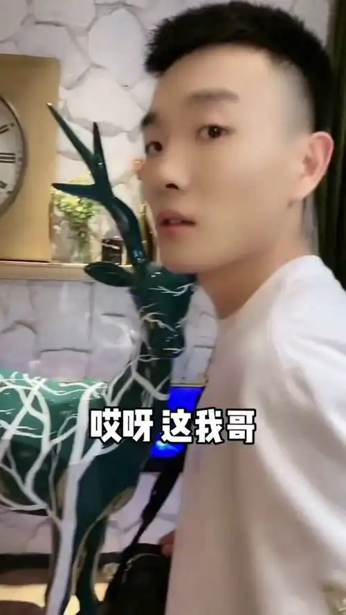 小姐姐和哥哥吃饭,偶遇闺蜜,一个眼神对方就懂了
