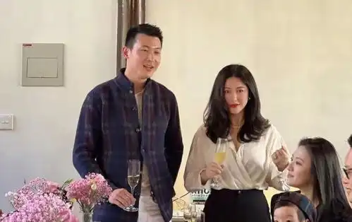 朱珠老公首晒一家三口合照,王昀佳看女儿一脸宠溺,不忘甜搂老婆
