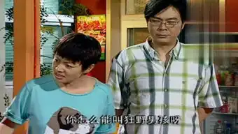 俩小学生当街闹分手视频小男孩坚持要分手
