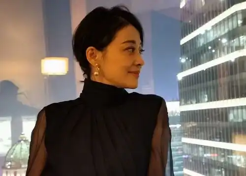 梅婷脚踩飞机显示屏发文道歉,却被知名作家怒怼向大象道歉