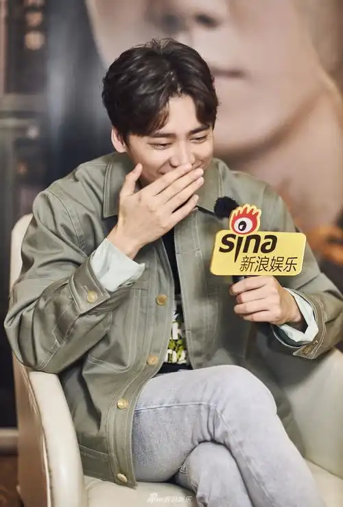 李易峰夹克装阳光嘟嘴超萌让粉丝夸我帅不要说我傻