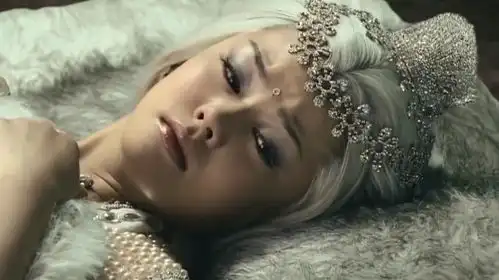 小伙想要对姑娘用强,没想到姑娘一点反应都没有,小伙竟被吓跑了