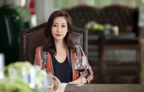 他名气不大却觉得很熟悉,演了多年抗日神剧,妻子如今却人气十足