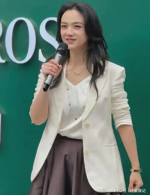 汤唯三里屯时尚活动造型曝光简约叠穿演绎高级优雅风