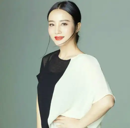 影后陶红真拼演山海情面黄肌瘦弯腰驼背,土到认不出