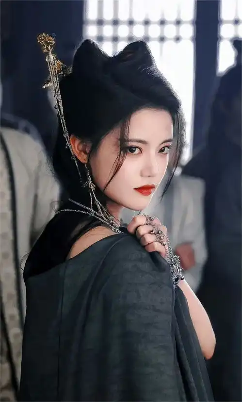 孙珍妮从塞纳河的美人鱼到长月烬明中的小狐妖
