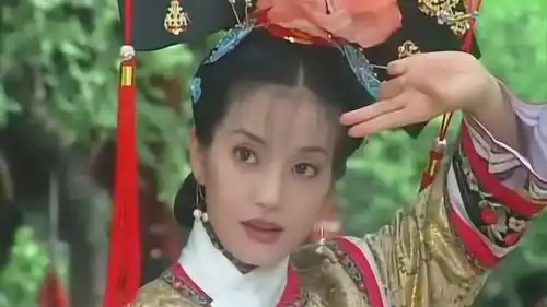 小燕子在皇上面前背诗,五阿哥和紫薇费尽了心思,给她帮忙
