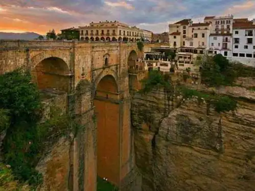 世界上被称为天空之城的景点,龙达名副其实,第3个太过牵强