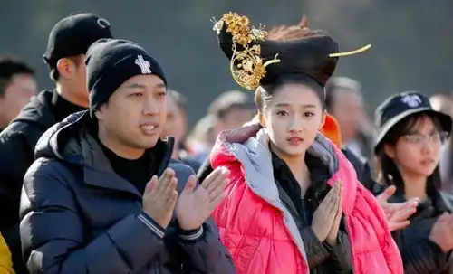 3年前凤囚凰开机照,关晓彤c位,白鹿在一旁,全程未见赵露思
