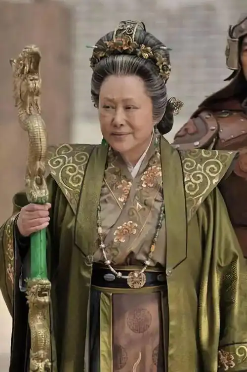 心酸70岁斯琴高娃曾遭8年毒打,如今出门靠轮椅