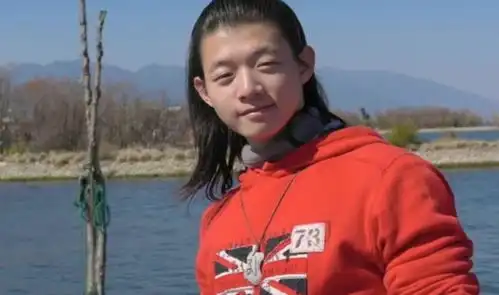 蒙圈了陈露委托大v澄清与霍尊风波事件,称没有主动索要分手费