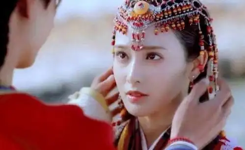 东宫最是那一低头的温柔,像一朵水莲花不胜凉风的娇羞