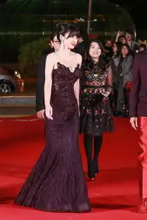 柳岩低胸鱼尾裙惊艳釜山电影节闭幕红毯身段婀娜造势