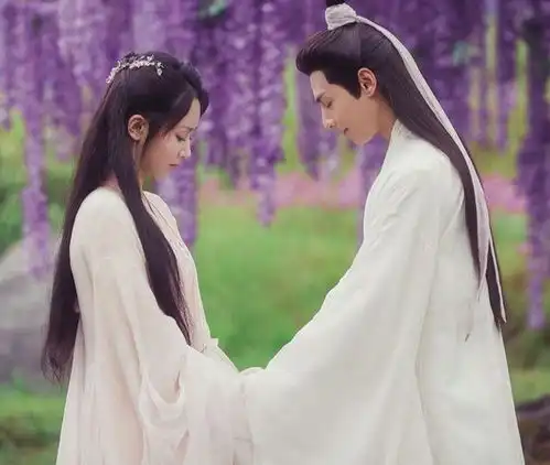 最红时四次上春晚,话筒拿反假唱轰动一时,如今在杨紫新剧演配角
